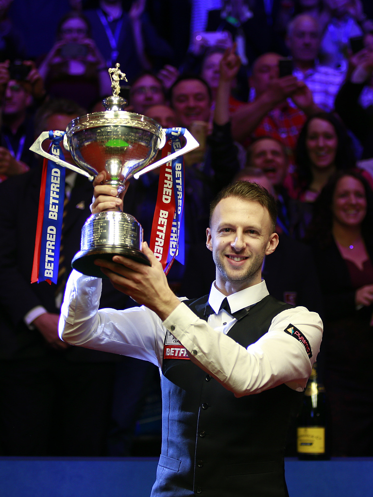 与球迷之间 与球迷之间